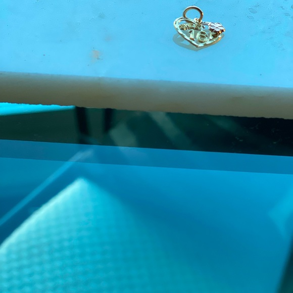 14k gold Sweet 16 pendant - Picture 3 of 4